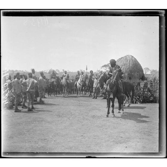 Tibati. ; Tibati. Le Lamido de Tibati arrivant au poste. [légende d'origine]