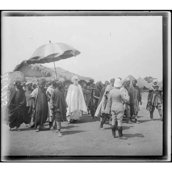 Tibati. Le lamido se rend chez le chef du poste. [légende d'origine]
