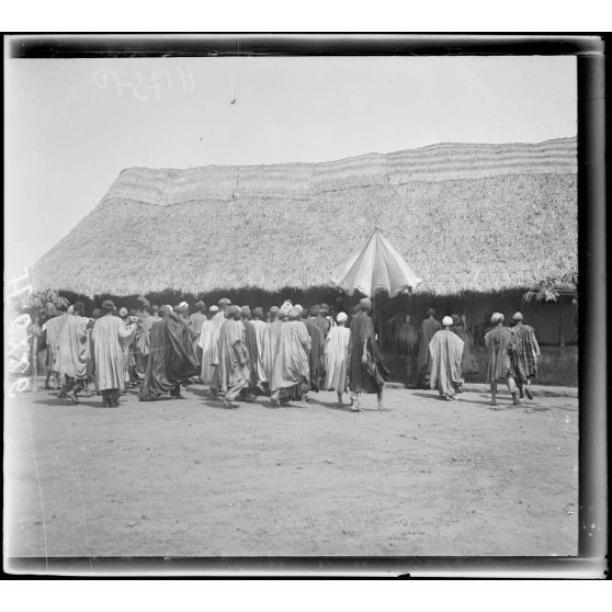 Tibati. Le lamido se rend chez le chef du poste. [légende d'origine]