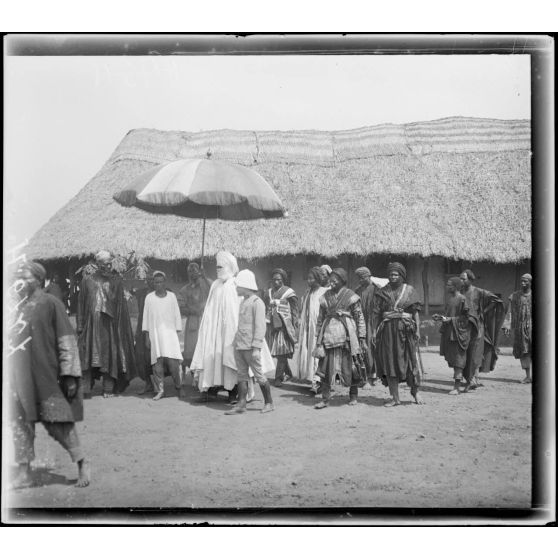 Tibati. Le lamido et sa suite dans la cour du poste. [légende d'origine]
