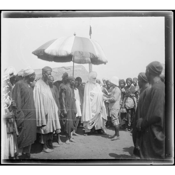 Tibati. Le lamido et sa suite dans la cour du poste. [légende d'origine]