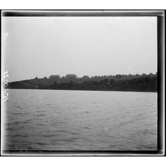 Tibati. Le poste vu du lac. [légende d'origine]