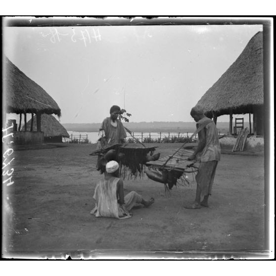 Tibati. Instruments de musique dit "Djin". [légende d'origine]