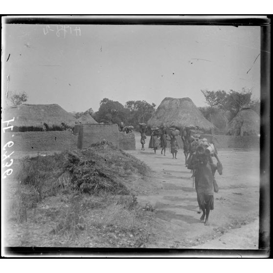 Route de Tibati à Taparé. Campement de Taparé. [légende d'origine]