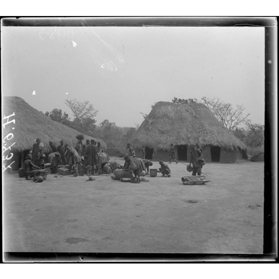 Route de Tibati à Taparé. Campement de Taparé. [légende d'origine]