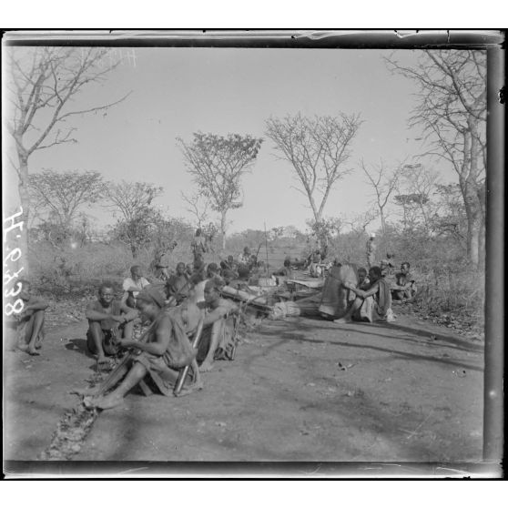 Route de Tibati à N'Gaoundéré. Aspect de la route à 2h au nord de Taparé. [légende d'origine]