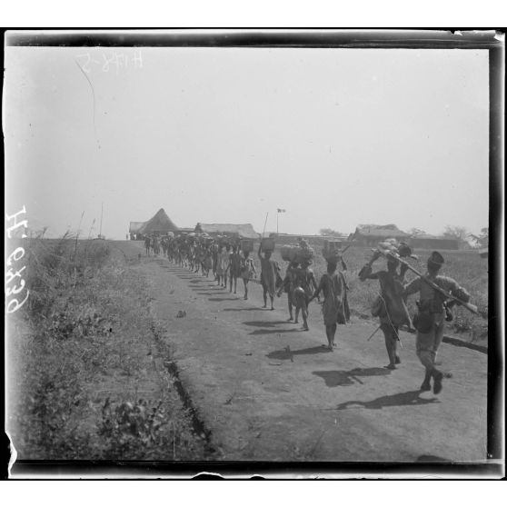 N'Gaoundéré. Arrivée d'un convoi au poste. [légende d'origine]