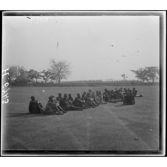 N'Gaoundéré. Porteurs attendant leurs charges devant la cour du poste. [légende d'origine]