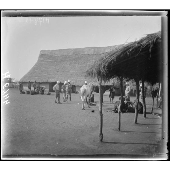 N'Gaoundéré. Les écuries du poste. [légende d'origine]