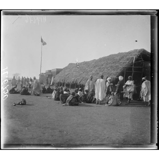 N'Gaoundéré. Devant une case du poste. [légende d'origine]