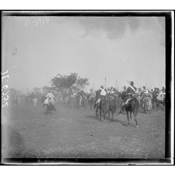 [N'Gaoundéré village. Le sultan en déplacement avec son escorte de cavaliers]