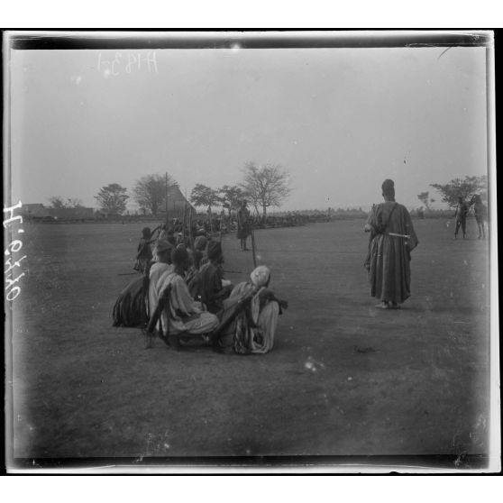 N'Gaoundéré. Porteurs attendant leurs charges pour un convoi vers le nord. [légende d'origine]