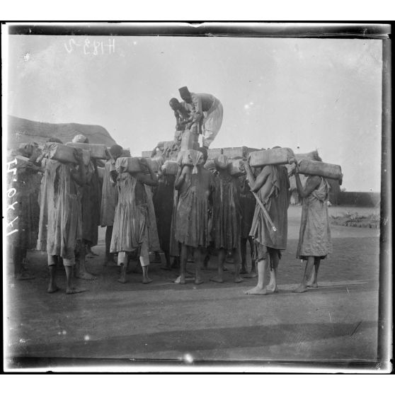 N'Gaoundéré. Porteurs prenant leurs charges. [légende d'origine]