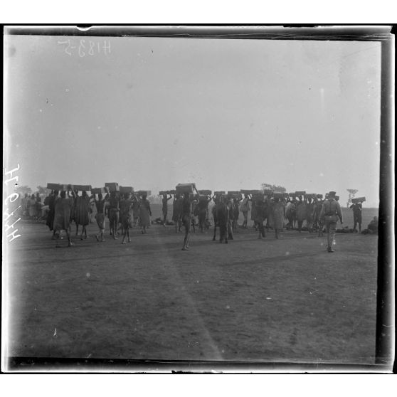 N'Gaoundéré. Porteurs avec des charges de vin. [légende d'origine]
