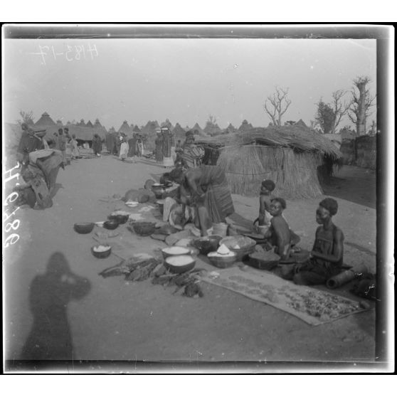 N'Gaoundéré village. Coin de marché. [légende d'origine]