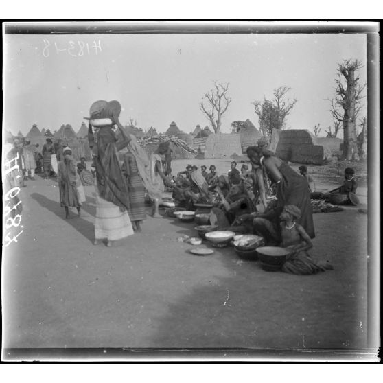 N'Gaoundéré village. Coin de marché. [légende d'origine]