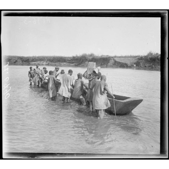 Route de Tibati à N'Gaoundéré. Passage du Meng. [légende d'origine]
