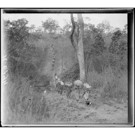 Route de Tibati à N'Gaoundéré. La route à la rivière Marija. [légende d'origine]