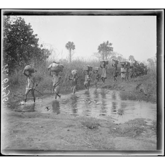 Routre de Tibati à N'Gaoundéré. Kilomètre 45, passage d'un mayo. [légende d'origine]
