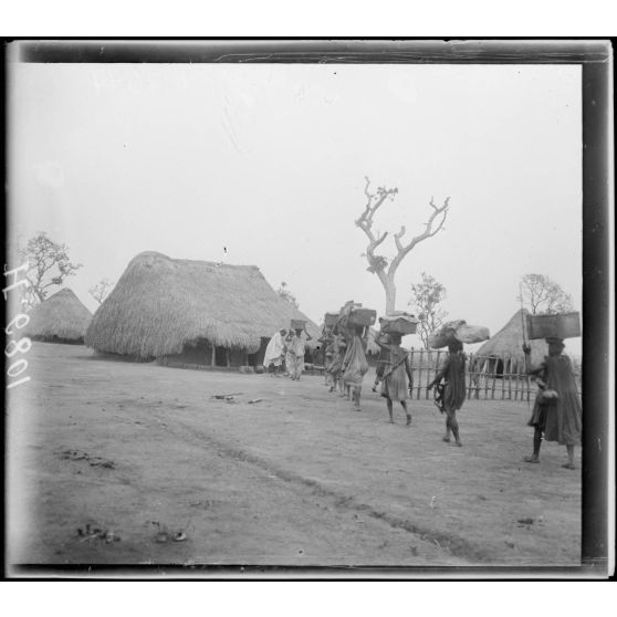 Route de Tibati à N'Gaoundéré. Campement de Mandjia. [légende d'origine]