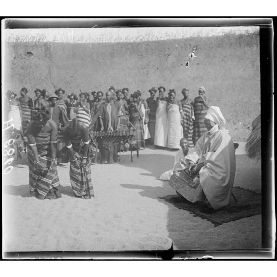 N'Gaoundéré village. Danses devant le sultan. [légende d'origine]