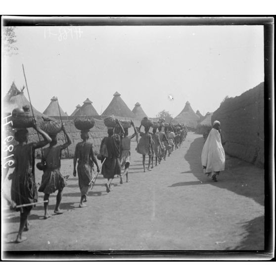 N'Gaoundéré village. Un convoi de ravitaillement dans les rues du village. [légende d'origine]