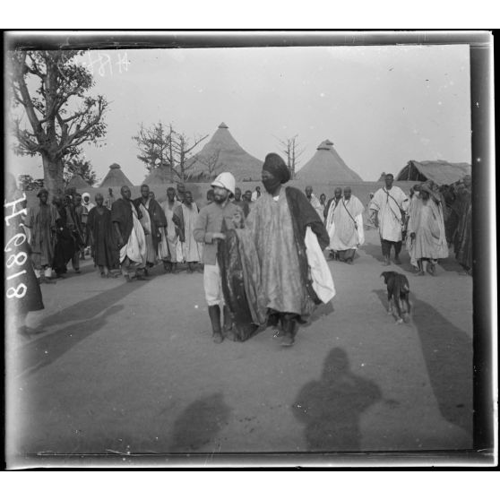 N'Gaoundéré village. La grand'place du village. [légende d'origine]