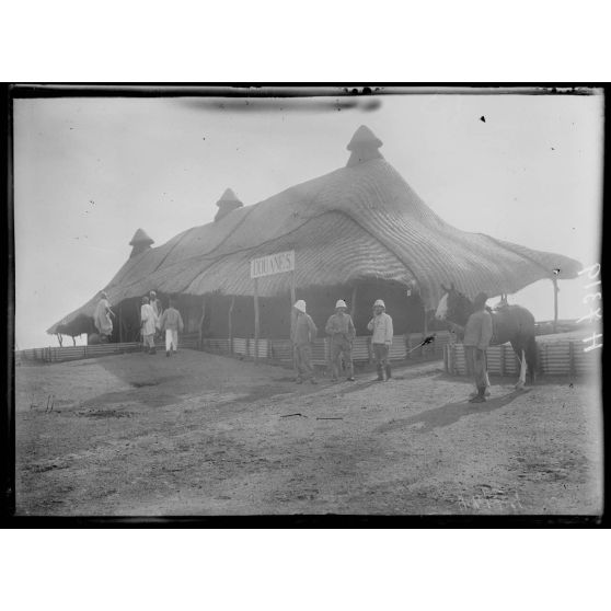 Garoua. Les bureaux de la douane. [légende d'origine]