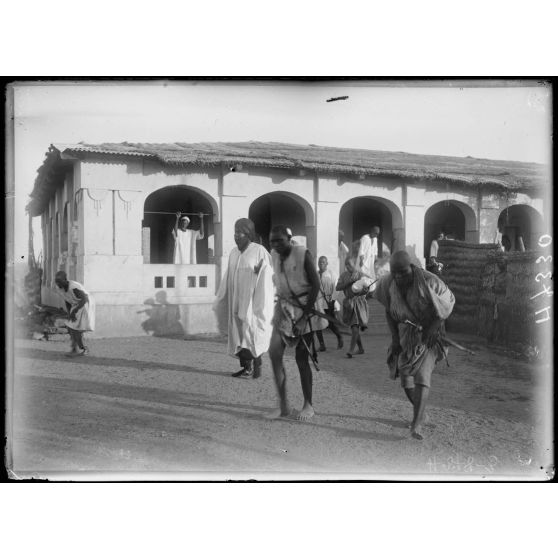 Garoua. Le sultan Reï Buba sortant des bureaux de la région Nord-Cameroun. [légende d'origine]