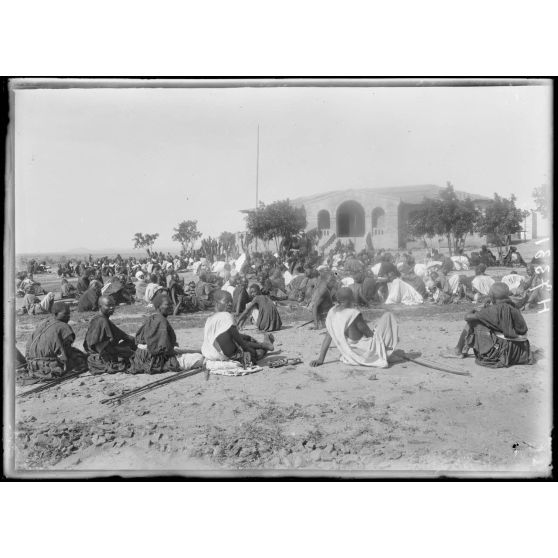 Garoua. Un grand palabre devant les bureaux de la subdivision. [légende d'origine]