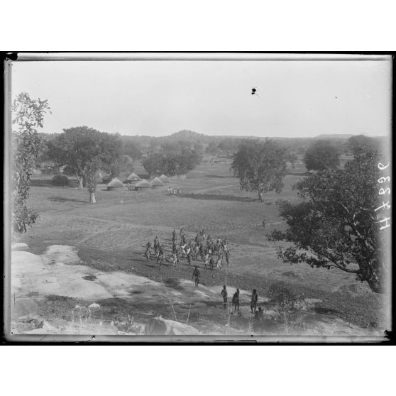 Piste de Garoua à Tschamba. Kalgé. Vue générale du campement. [légende d'origine]