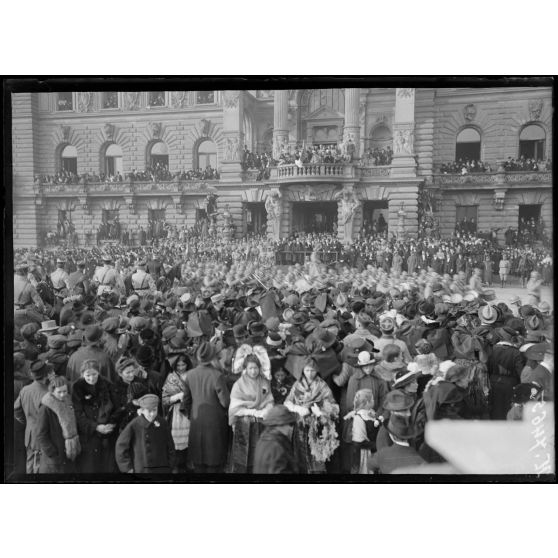 Strasbourg. Défilé des troupes devant le général Gouraud. [légende d'origine]