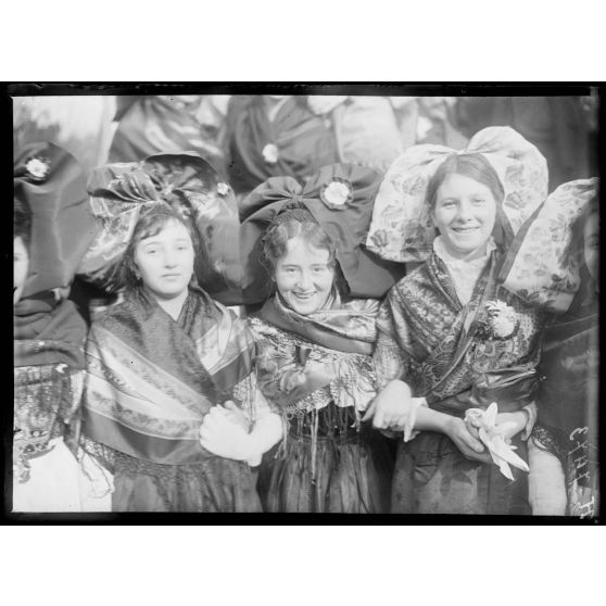 Strasbourg. Costumes d'alsaciennes assistant à la fête. [légende d'origine]