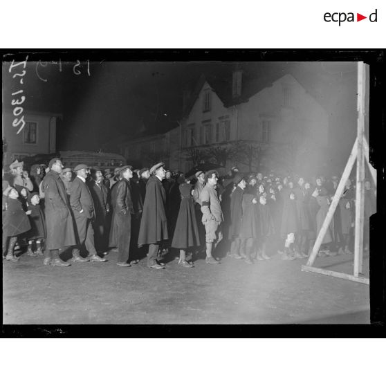 Bussang, Vosges. Le cinéma aux armées (ciné-cantonnement) sur la place le dimanche soir. Les spectateurs. [légende d'origine]
