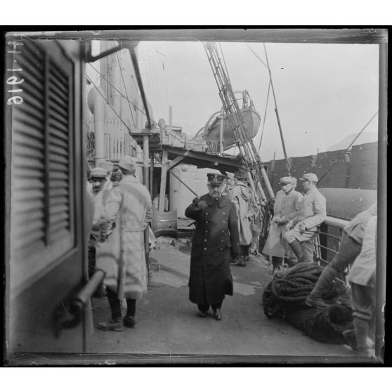Toulon. L'amiral Barrieux visite l'Algérie, l'inspection avant son départ. [légende d'origine]