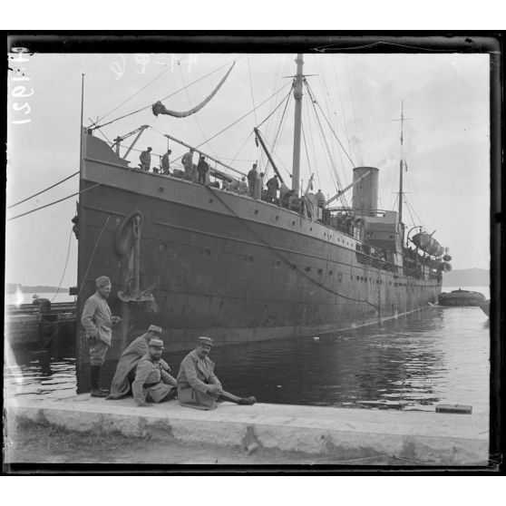 Toulon. Le transport "Algérie". [légende d'origine]