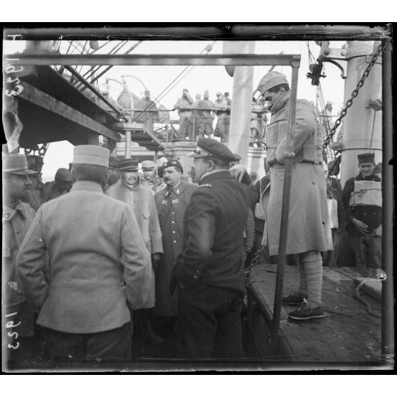 A bord de l'Algérie. Les hommes s'exercent à mettre les ceintures de sauvetage. [légende d'origine]