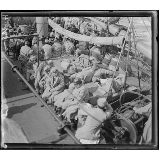 Sur le pont de l'Algérie. [légende d'origine]