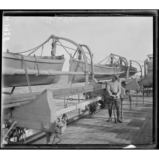 A bord de l'Algérie. La garde devant les canots de sauvetage prêts à être mis à la mer. [légende d'origine]