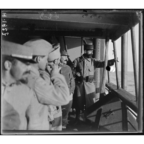 A bord de l'Algérie. Devant chaque canot de sauvetage des gradés expliquent aux hommes ce qu'ils doivent faire en cas de péril. [légende d'origine]