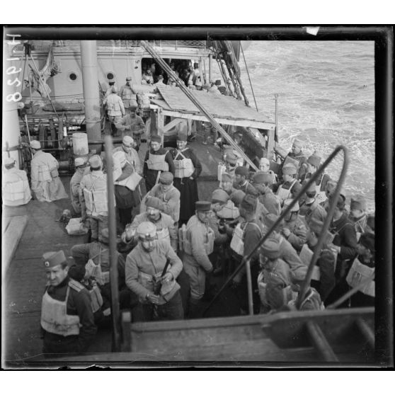A bord de l'Algérie, soldats français et serbes munis de ceintures de sauvetage. [légende d'origine]