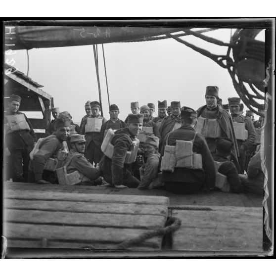 A bord de l'Algérie, soldats français et serbes munis de ceintures de sauvetage. [légende d'origine]
