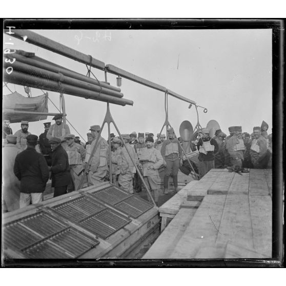 A bord de l'Algérie, soldats français et serbes munis de ceintures de sauvetage. [légende d'origine]