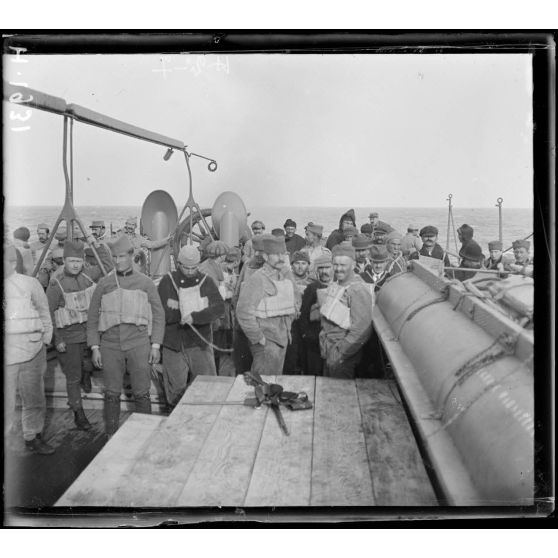 A bord de l'Algérie, soldats français et serbes munis de ceintures de sauvetage. [légende d'origine]