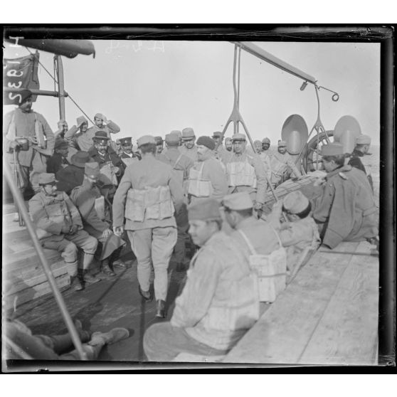 A bord de l'Algérie, soldats serbes et français munis de ceintures de sauvetage. [légende d'origine]