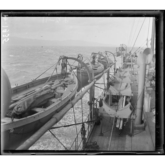 A bord de l'Algérie. Canots de sauvetage prêts à être mis à la mer. [légende d'origine]