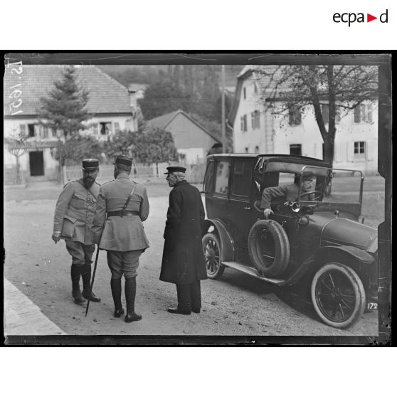 Saint Amarin, Alsace. Mr d'Haussonville devant l'entrée des écoles. [légende d'origine]