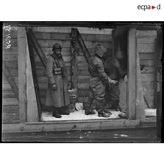 Fesches-la-Chapelle, Haut Rhin. Recommandation en cas d'attaque par gaz vésicants ''ypérite". Les hommes doivent sortir de l'abri munis du masque et habillés. [légende d'origine]