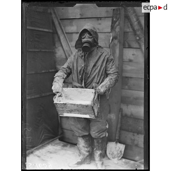 Fesches-la-Chapelle, Haut Rhin. Recommandation en cas d'attaque par gaz vésicants ''ypérite". Soldat portant la caisse servant à répandre le chlorure de chaux. [légende d'origine]