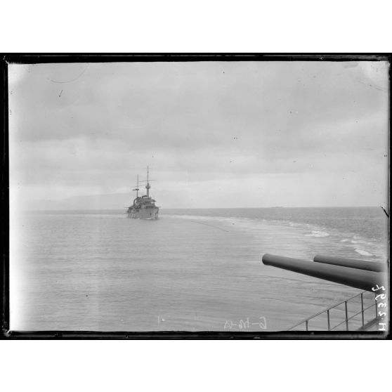 Manoeuvres dans l'Adriatique. L'Ernest Renan suivant le Waldeck Rousseau. [légende d'origine]